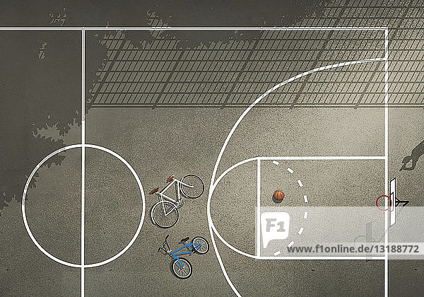 Blick von oben Fahrräder und Basketball auf Basketballplatz
