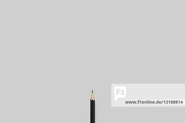 Angespitzter Bleistift auf weißem Hintergrund