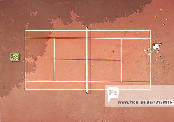 Blick von oben besiegter Mann  der auf einem Sandtennisplatz liegt  umgeben von Tennisbällen