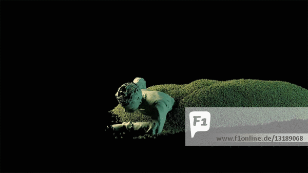 Junge krabbelt aus einem Haufen Grünzeug,  CGI-Effekt