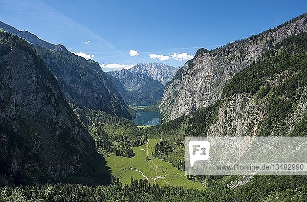 Blick auf den Obersee und den Königssee vom Röthsteig aus  im Hintergrund der Watzmann  Berchtesgaden  Oberbayern  Bayern  Deutschland  Europa