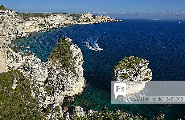 Grain du Sable mit Ausflugsboot Schroffe Kreidefelsen und türkisblaues Meer Steilküste Bonifacio Korsika Frankfreich