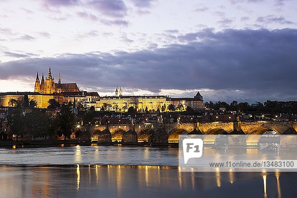 Karlsbrücke mit Prager Burg und Veitsdom  Abenddämmerung  Prag  Tschechische Republik  Europa