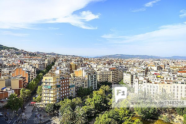 Stadtansicht mit Häusern von der Sagrada Familia  Barcelona  Katalonien  Spanien  Europa
