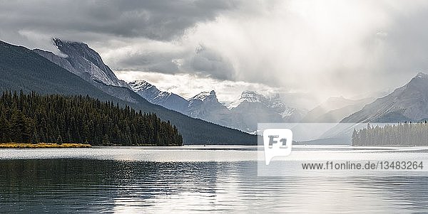 Maligne Lake  hinter Bergkette Queen Elizabeth Ranges  bewölkter Himmel  Jasper National Park  Rocky Mountains  Alberta  Kanada  Nordamerika