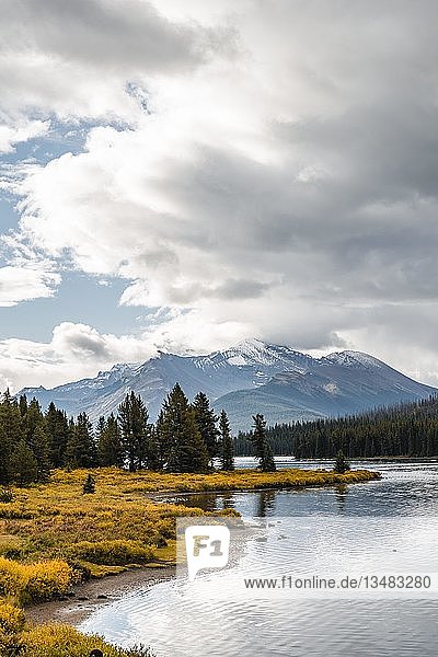 Seeufer des Maligne Lake  dahinter Bergkette Queen Elizabeth Ranges  bewölkter Himmel  Jasper National Park  Rocky Mountains  Alberta  Kanada  Nordamerika