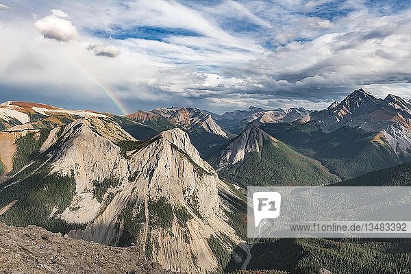 Panoramablick auf Berglandschaft mit Regenbogen  Gipfel mit orangefarbenen Schwefelablagerungen  unberührte Natur  Sulphur Skyline  Jasper National Park  British Columbia  Kanada  Nordamerika