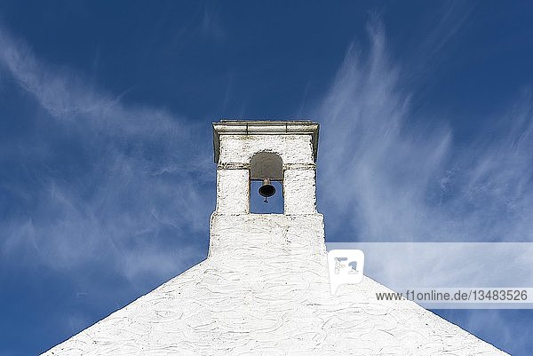 Giebel mit Glocke eines alten Schulhauses  Isle of Islay  Innere Hebriden  Schottland  Vereinigtes Königreich  Europa