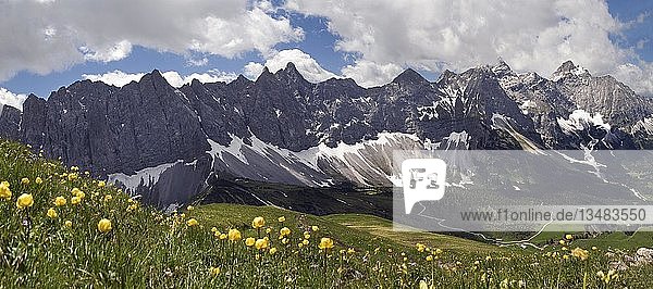 Blick vom Mahnkopf auf die Gipfel der Lalidererwaende  nahe der Falkenhuette  Tirol  Österreich  Europa