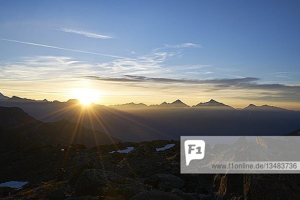 Gebirgslandschaft Bergpanorama im Sonnenaufgang Aostatal Italien Europa