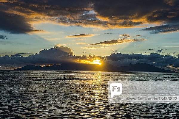 Dramatischer Sonnenuntergang über Moorea  Papeete  Tahiti
