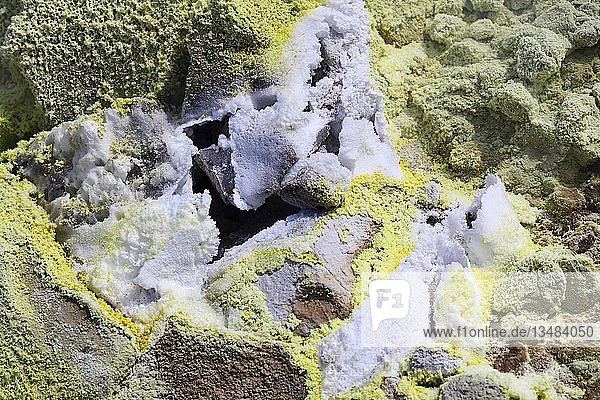 Schwefelfumarolen und Chloridkrusten am Kraterrand  Gran Cratere  Insel Vulcano  Äolische und Liparische Inseln  Sizilien  Italien  Europa