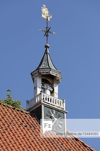 Uhrenturm  Glockenturm  Evangelisch-reformierte Kirche  Greetsiel  Krummhörn  Ostfriesland  Niedersachsen  Deutschland  Europa