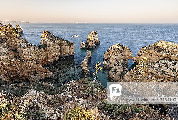 Ponta da Piedade  zerklüftete Felsenküste aus Sandstein  Felsformationen im Meer  Algarve  Lagos  Portugal  Europa