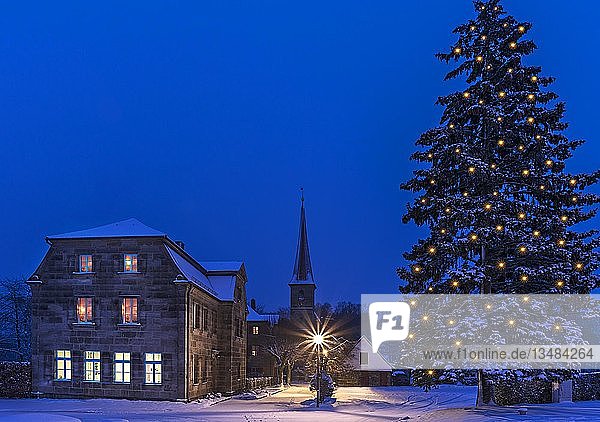 Gemeindehaus  Pfarrhaus und St. Egidienkirche und Weihnachtsbaum mit Beleuchtung  Beerbach  Mittelfranken  Bayern  Deutschland  Europa