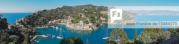 Panorama  Stadtbild mit Hafen und Schiffen  Portofino  Ligurische Küste  Ligurien  Italien  Europa