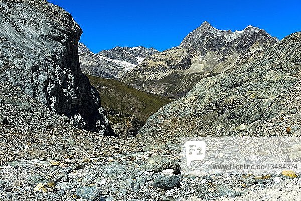 Vom Gornergletscher gebildetes eisfreies Trogtal  im Hintergrund das Ober Gabelhorn und die Wellenkuppe  Zermatt  Wallis  Schweiz  Europa