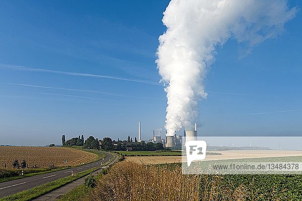 Bauernhof mit dahinter liegendem Kraftwerk Grevenbroich Nordrhein-Westfalen Deutschland Europa