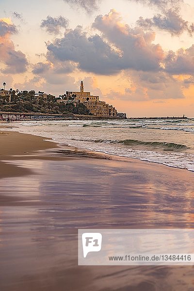 Blick über den Strand  Abendstimmung am Meer  Alma Beach  hinter Tel-Aviv-Jaffa  Altstadt  Tel Aviv  Israel  Asien