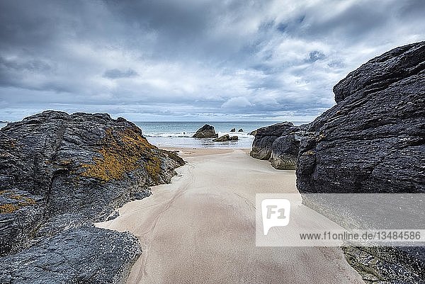 Felsen mit Sandstrand in der Bucht von Sango Sands  Durness  Sutherland  Highlands  Schottland  Vereinigtes Königreich  Europa