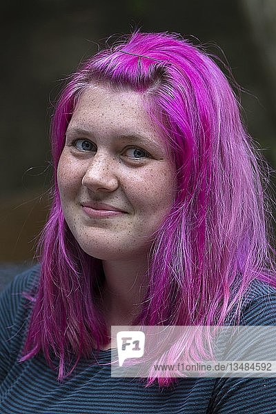 Porträt einer jungen Frau mit Sommersprossen und rosa  violett gefärbtem Haar  Deutschland  Europa