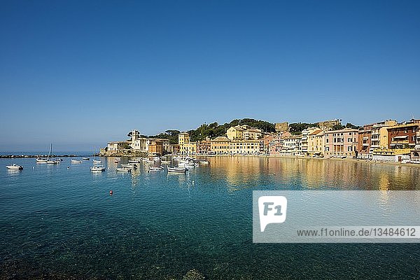 Stadtbild mit Hafen in Baia del Silenzio  Sestri Levante  Provinz Genua  Riviera di Levante  Ligurien  Italien  Europa