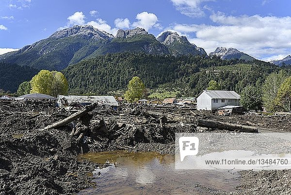Zerstörte Häuser durch einen Erdrutsch in Villa Santa Lucía  Chaiten  Rio Burritos  Carretera Austral  Patagonien  Chile  Südamerika