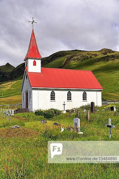 Reyniskirkja  Kirche mit Friedhof  Reynisfjara  Vik  VÃk Ã MÃ½rdal  SuÃ°urland  Sudurland  Südisland  Island  Europa