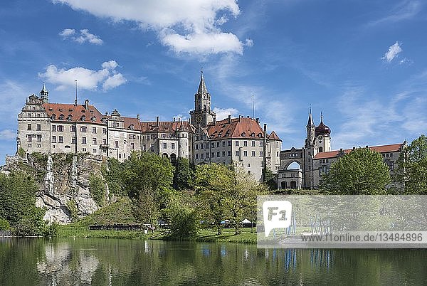 Schloss Sigmaringen mit Blick auf die Donau  Landkreis Sigmaringen  Baden-WÃ¼rttemberg  Deutschland  Europa