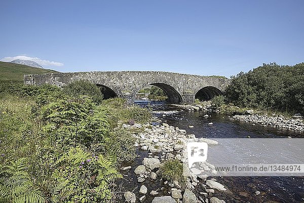 Alte Steinbrücke über den Fluss Corran  Isle of Jura  Innere Hebriden  Schottland  Vereinigtes Königreich  Europa