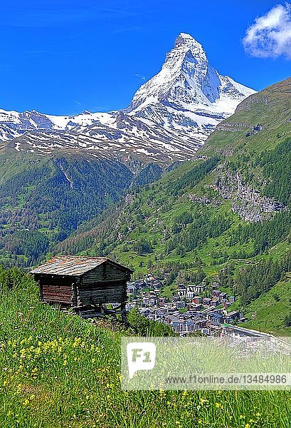 Dachboden im Weiler Ried mit Matterhorn 4478m  Zermatt  Mattertal  Wallis  Schweiz  Europa