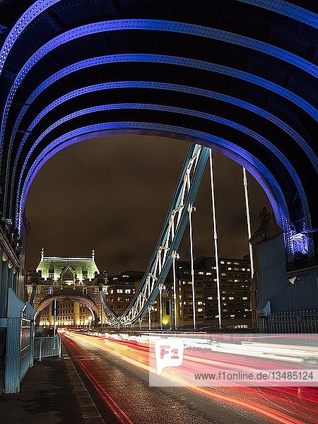 Tower Bridge  Lichtspuren  Nachtszene  London  England  Großbritannien