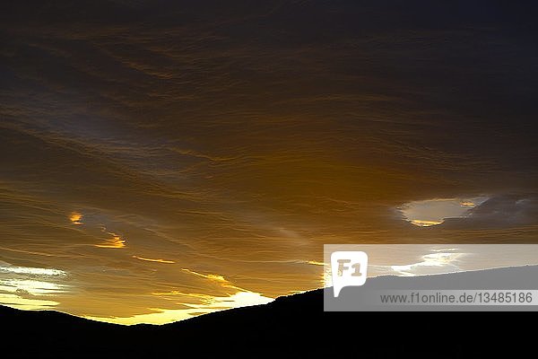 Dramatischer Sonnenuntergang mit aufziehenden Gewitterwolken vor Bergsilhouette  Pali Aike National Park  Provinz Magallanes  Chile  Südamerika