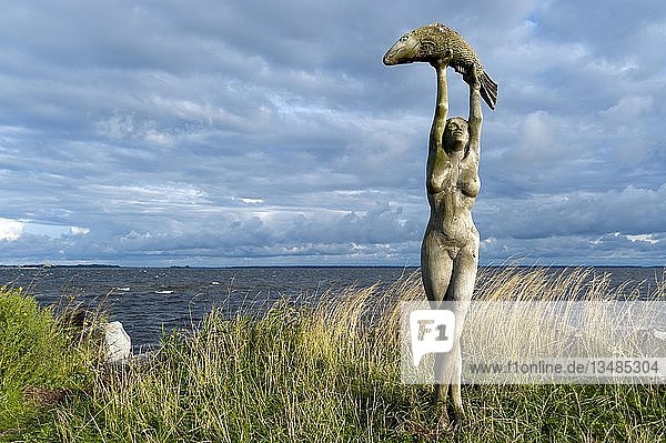 'Holzskulptur ''Fischers Fru'' im Hafen Neuendorf auf der Insel Hiddensee Mecklenburg-Vorpommern Deutschland Europa'
