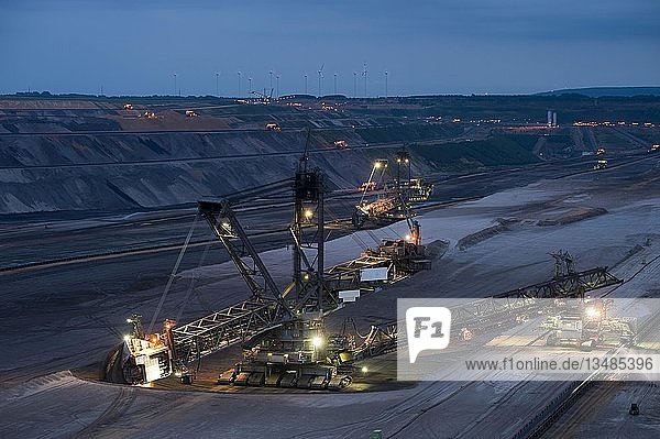 Schaufelradbagger in der blauen Stunde im Tagebau Grevenbroich Nordrhein-Westfalen Deutschland Europa