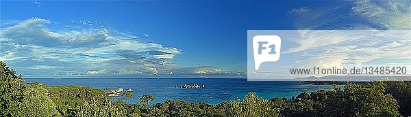 Panorama der Bucht von Palombaggia mit türkisblauem Meer  Porto Vecchio  Departement Corse-du-Sud  Korsika  Frankreich  Europa