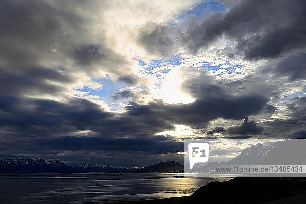 Abendstimmung mit Wolken am Beagle-Kanal  im Hintergrund Ushuaia  Provinz Tierra del Fuego  Feuerland  Argentinien  Südamerika
