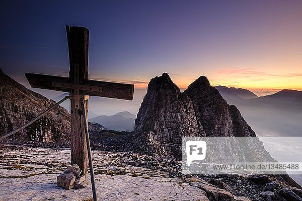 Gipfelkreuz des dritten Watzmannkind vor erstem und zweitem Watzmannkind Sonnenaufgang Watzmannkar Watzmann Nationalpark Berchtesgaden Berchtesgadener Alpen Schönau am Königsee Bayern Deutschland Europa