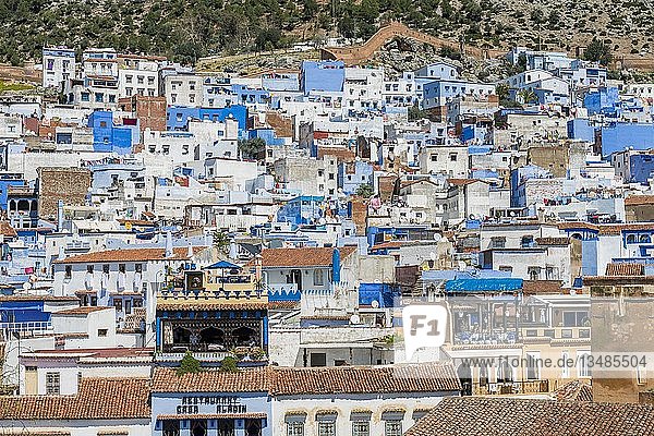 Blaue Häuser  mit Blick auf Chefchaouen  Chaouen  Riffgebirge  Tanger-Tétouan  Marokko  Afrika