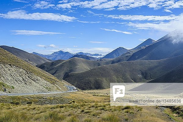 Berglandschaft mit Autobahn um den Lindis-Pass  Südinsel  Neuseeland  Ozeanien