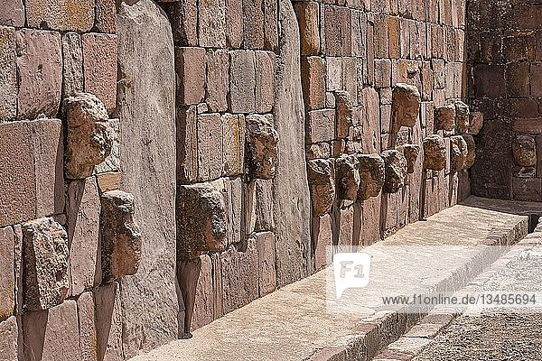 Steinköpfe in der Wand des Kalasasaya-Tempels (Ort der stehenden Steine) mit Monolithen aus der Prä-Inka-Zeit  UNESCO-Weltkulturerbe  Tiahuanaco  Bolivien  Südamerika
