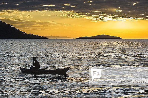 Mann in einem kleinen Fischerboot bei Sonnenuntergang  Malawi-See  Cape Maclear  Malawi  Afrika
