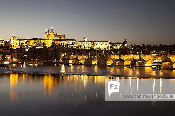 Beleuchtete Karlsbrücke mit Prager Burg und Veitsdom am Abend  Prag  Tschechische Republik  Europa