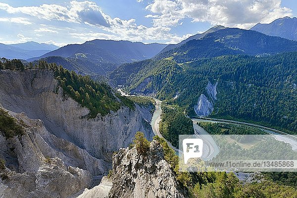 Blick von der Aussichtsplattform Il auf die Kalksteinfelsen an einer Flussschleife des Vorderrheins  Ruinaulta oder Rheinschlucht  Flims  Kanton Graubünden  Schweiz  Europa