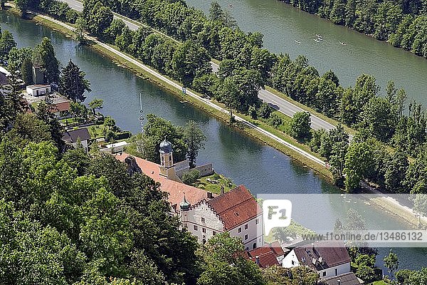 Blick auf Essing und den Rhein-Main-Donau-Kanal  Essing  Bayern  Deutschland  Europa