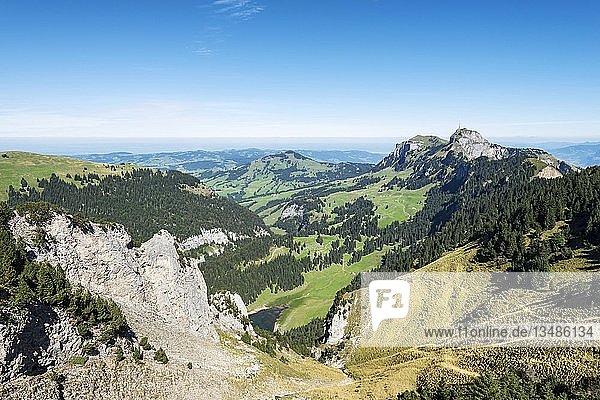 Blick auf die Appenzeller Alpen vom geologischen Höhenweg aus gesehen  rechts der Hohe Kasten  1794m  und links die Alp Sigel  Kanton Appenzell Innerrhoden  Schweiz  Europa