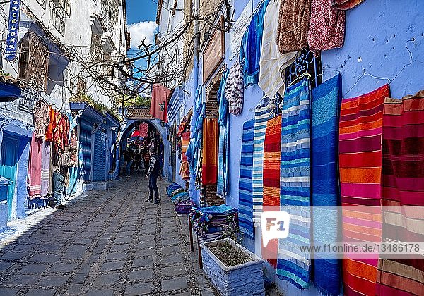 Bunte Stoffe an einer blauen Hauswand  enge Gasse  Medina von Chefchaouen  Chaouen  Tanger-TÃ©touan  Marokko  Afrika