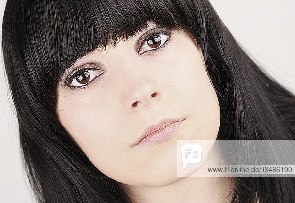 Porträt eines Mädchens mit schwarzen Haaren und braunen Augen