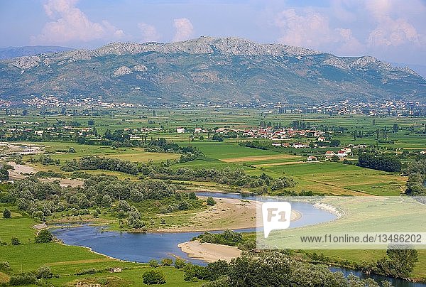 Fluss Kir und Dorf Kuc  Blick vom Schloss Rozafa  Shkodra  ShkodÃ r  Qark Shkodra  Albanien  Europa