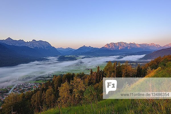 Blick vom Krepelschrofen bei Sonnenaufgang  Wallgau  Karwendel und Wettersteingebirge  Werdenfelser Land  Oberbayern  Bayern  Deutschland  Europa